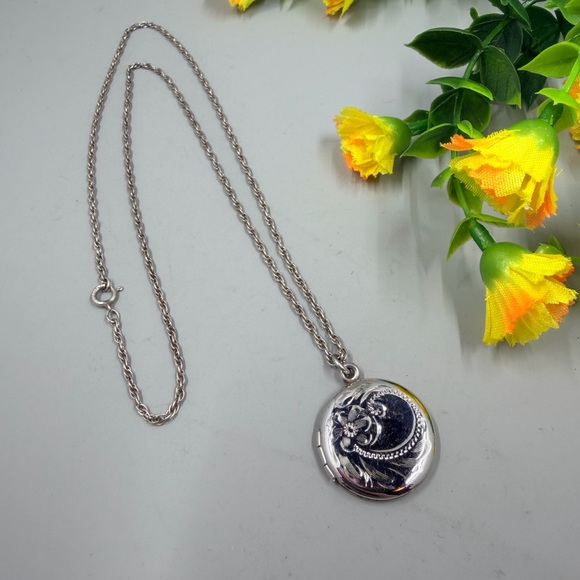 925 Gore L Sterling Silver Signed Etched Locket Pendant Necklace - Picture 3 of 6